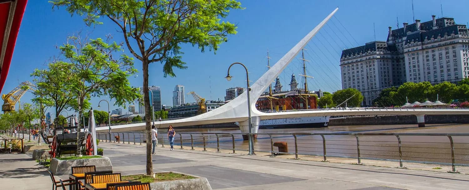 Vista del Puente de la Mujer y los diques de Puerto Madero