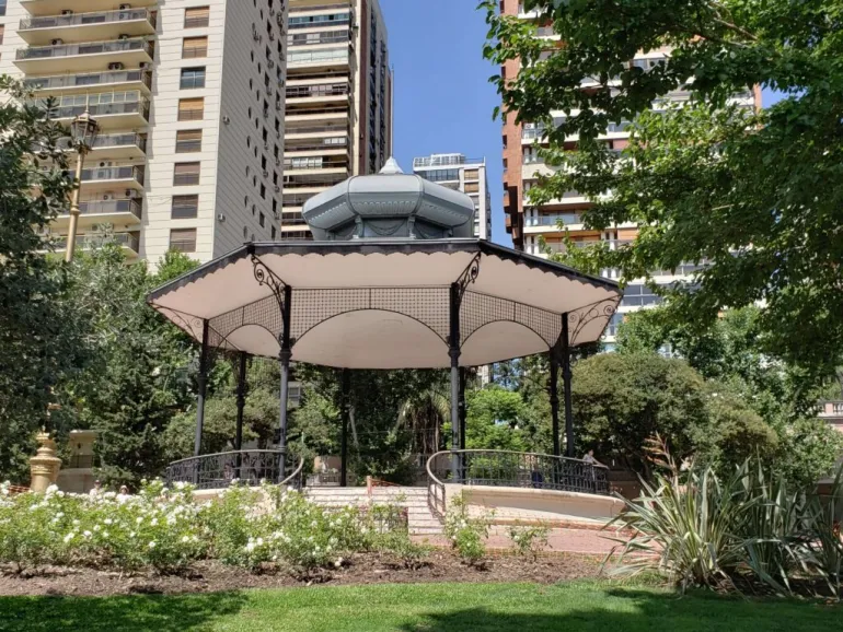 Glorieta de la plaza de Barracas de Belgrano, Rosas Blancas adornan el parque y la glorieta