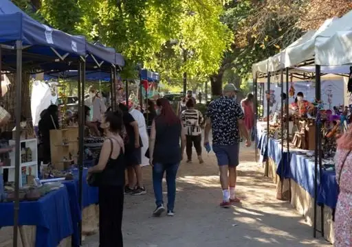 Personas paseando por ferias de la Ciudad de Buenos Aires