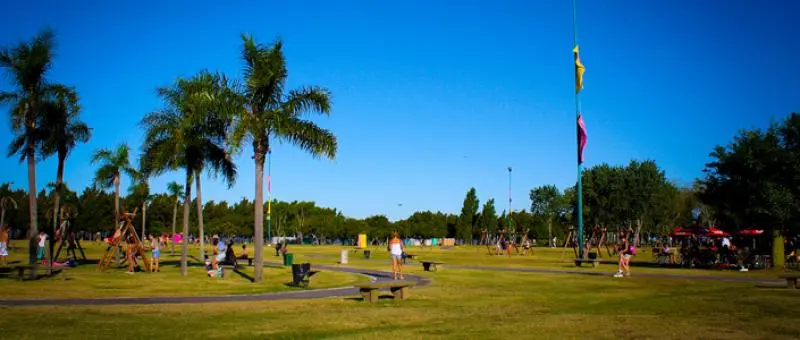 Tarde soleada en el Parque de los Niños, personas disfrutan de la tarde