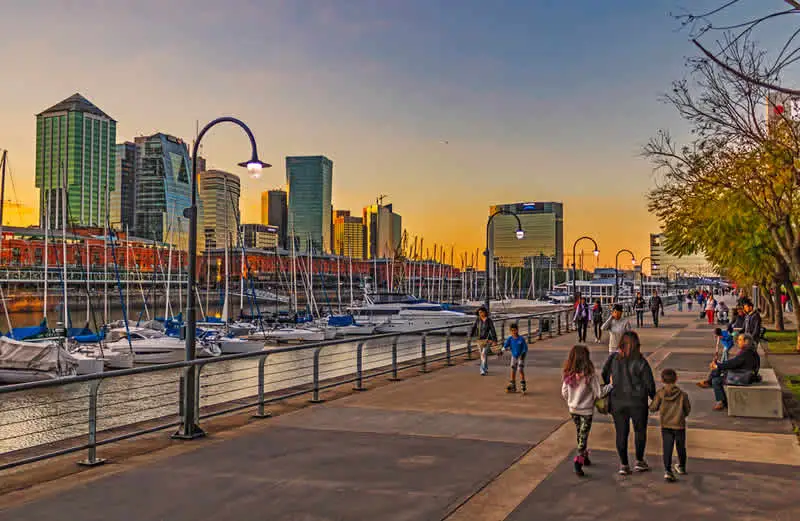 Lujoso y Moderno Barrio de Puerto Madero, costanera frente a los Diques y el Puente de la Mujer
