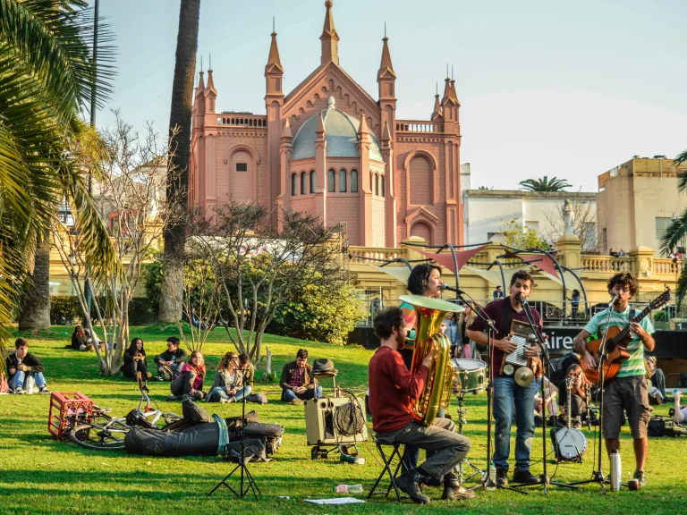 Histórico Barrio de Recoleta, plaza frente a la iglesia y el Cementerio de Recoleta