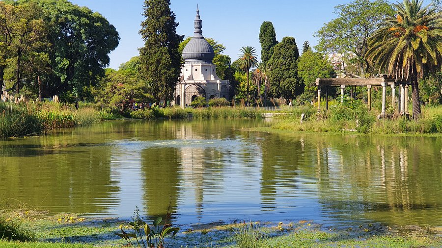 Parrillas y restaurantes del Barrio de La Boca, mesas y comida en la vereda de las calles