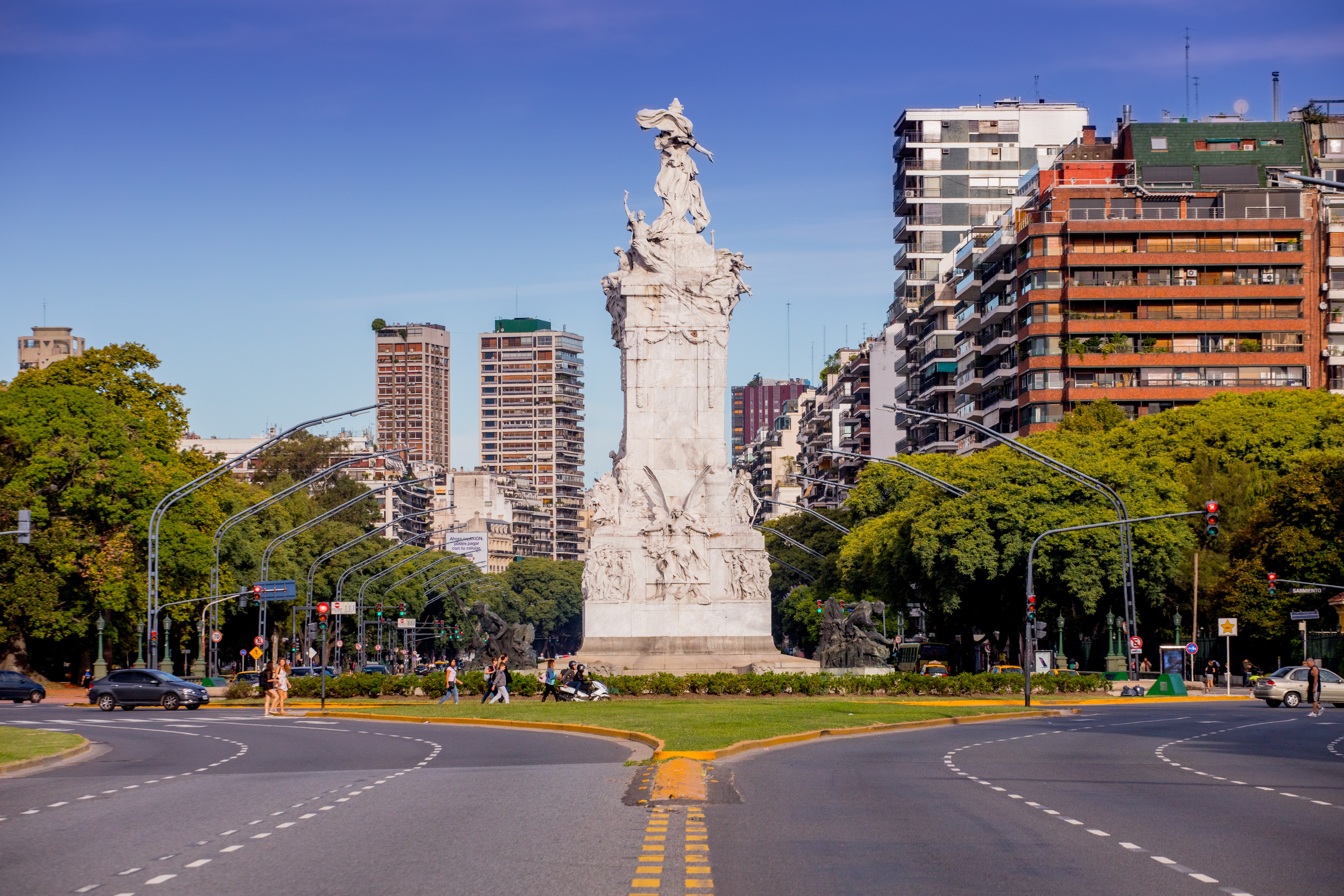 Foto de estatua ubicada sobre avenida de palermo