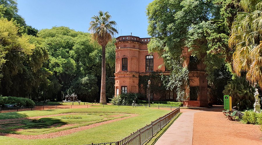 Parrillas y restaurantes del Barrio de La Boca, mesas y comida en la vereda de las calles