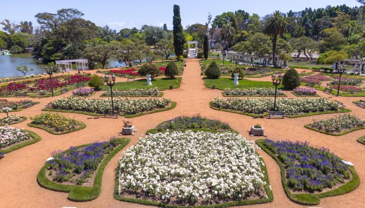 Parrillas y restaurantes del Barrio de La Boca, mesas y comida en la vereda de las calles
