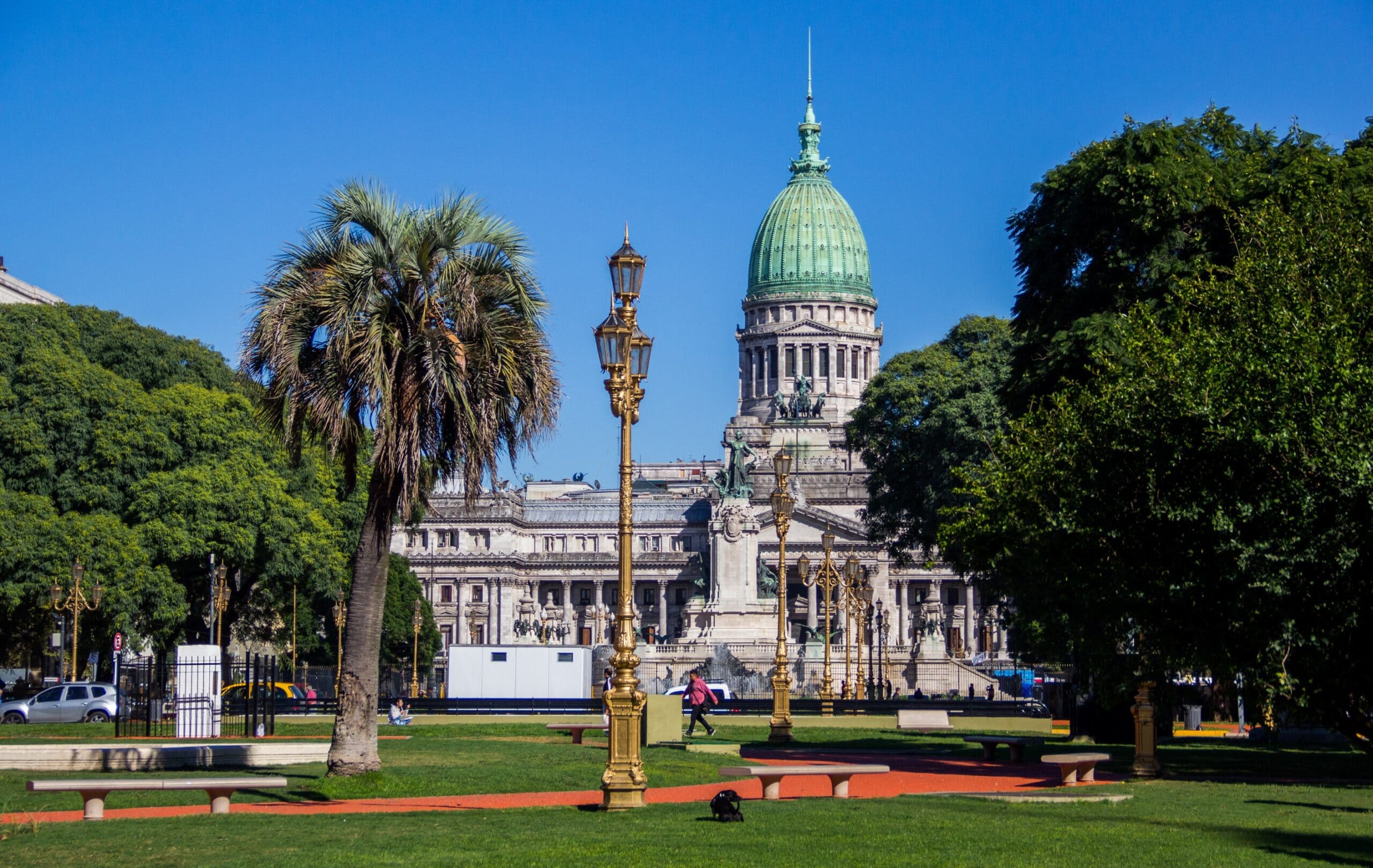 Vista de la Plaza de Mayo y el Cabildo en el casco histórico de Buenos Aires