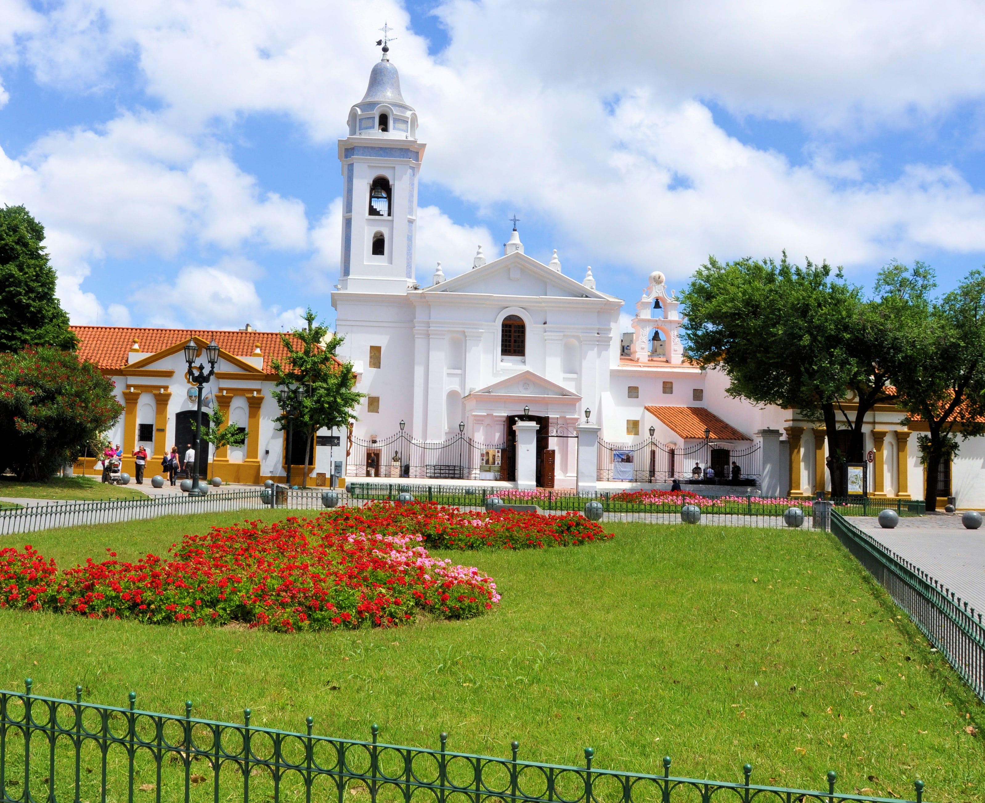 Entrada al Cementerio de Recoleta con bares históricos cercanos